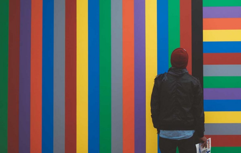 señor mirando paletas de colores