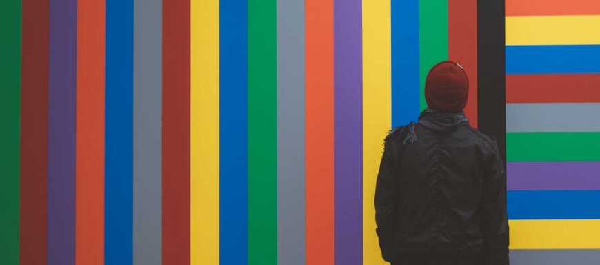 señor mirando paletas de colores